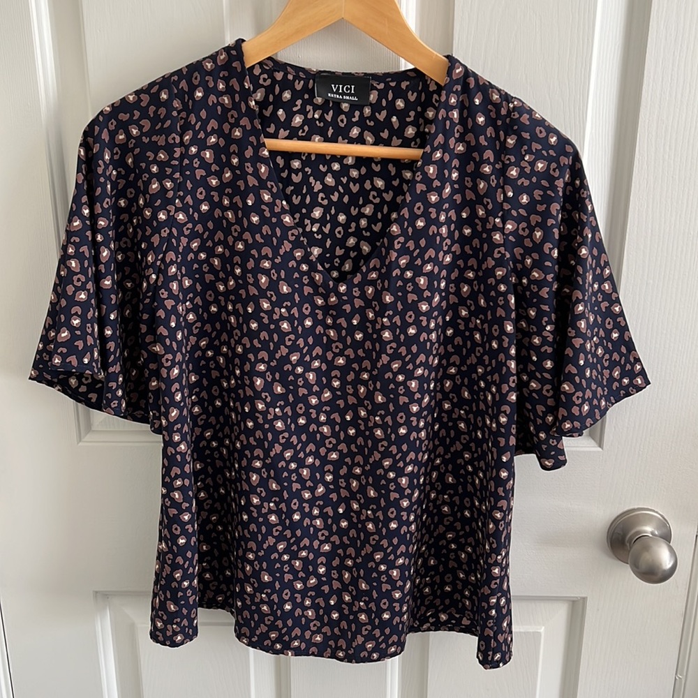 VICI Navy V-Neck Blouse Leopard Print size XS